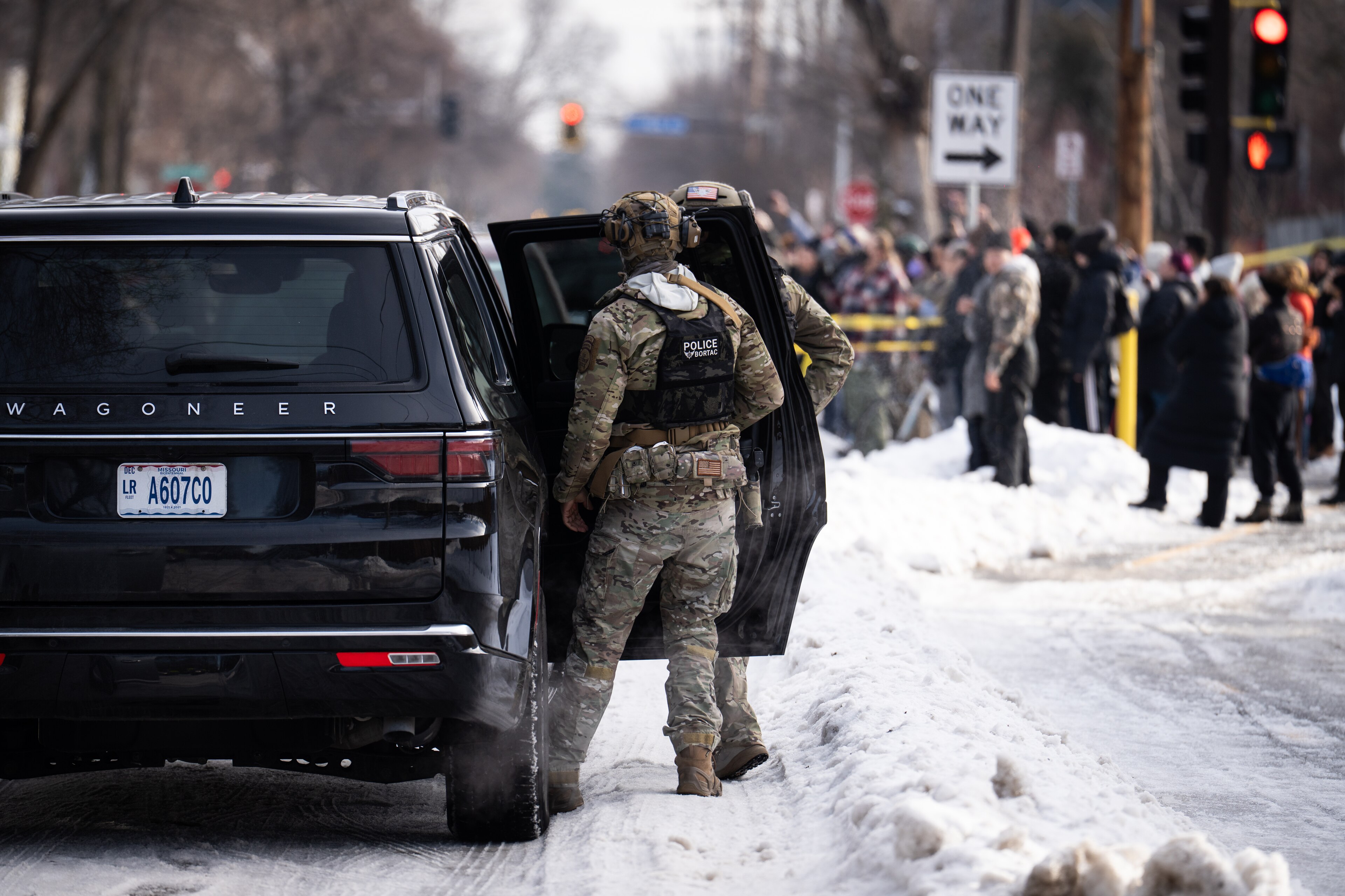 File:ICE Agent Shoots Observer Minneapolis 2026-01-07.jpg - Wikimedia Commons