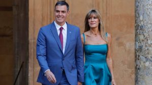 Pedro S&aacute;nchez and Bego&ntilde;a G&oacute;mez walking together while dressed formally at an outdoor event.