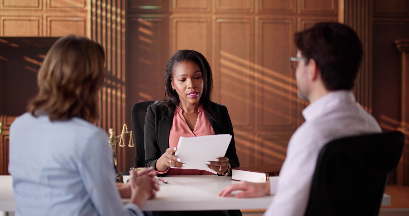 mediator counselor guides divorcing couple through judicial decision