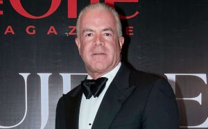 Ra&uacute;l Rocha posing at a red-carpet event in Mexico City.